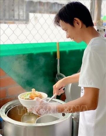 Nghệ nhân Nhân dân Trường Út với công việc bán bún riêu mưu sinh hàng ngày. Ảnh: Ánh Tuyết - TTXVN