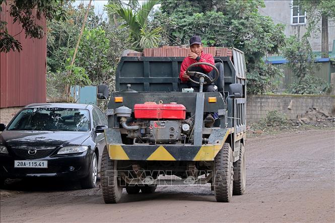 Trong ảnh: Xe chở vật liệu xây dựng không che chắn ngang nhiên thường xuyên lưu thông trên đường. Ảnh: Thanh Hải - TTXVN  