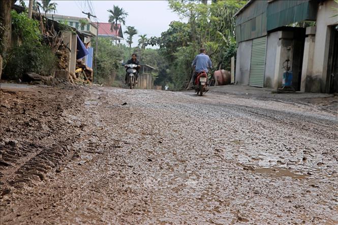 Trong ảnh: Người dân vất vả khi lưu thông trên đường. Ảnh: Thanh Hải - TTXVN  