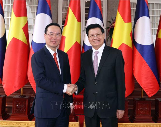 General Secretary of the Lao People’s Revolutionary Party and President of Laos Thongloun Sisoulith hosts an official welcome ceremony for Vietnamese President Vo Van Thuong in Vientiane on  April 10. VNA Photo: Thống Nhất
