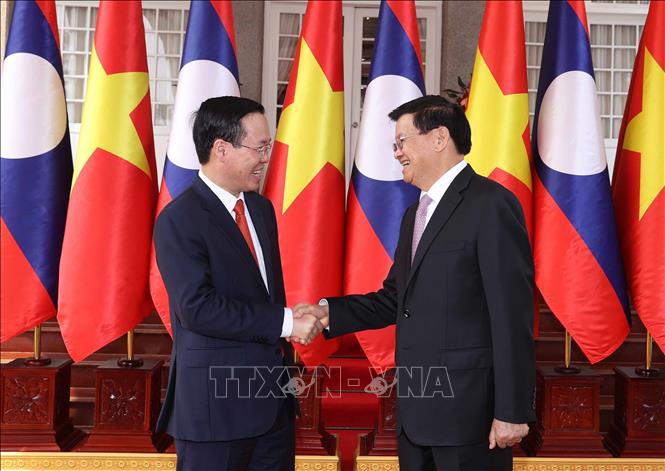 General Secretary of the Lao People’s Revolutionary Party and President of Laos Thongloun Sisoulith hosts an official welcome ceremony for Vietnamese President Vo Van Thuong in Vientiane on  April 10. VNA Photo: Thống Nhất