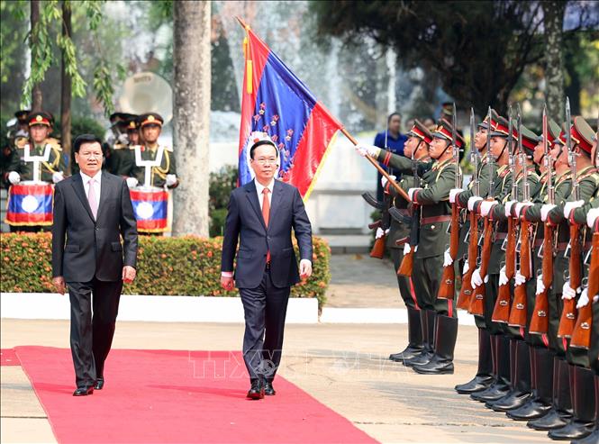 General Secretary of the Lao People’s Revolutionary Party and President of Laos Thongloun Sisoulith hosts an official welcome ceremony for Vietnamese President Vo Van Thuong in Vientiane on  April 10. VNA Photo: Thống Nhất
