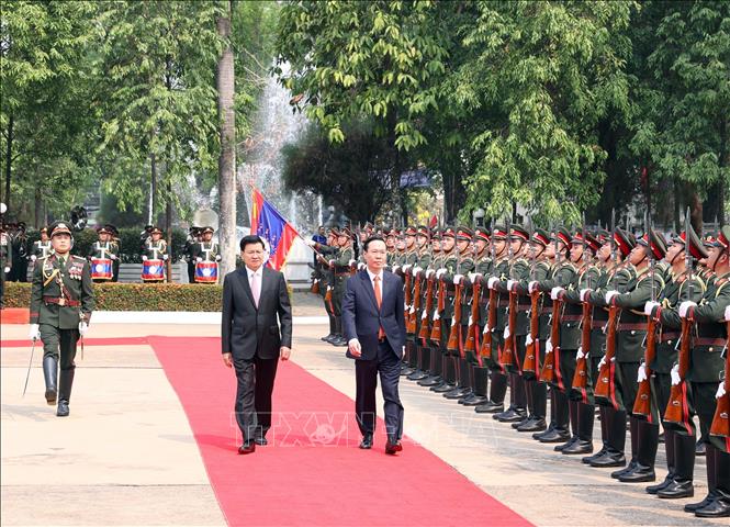 General Secretary of the Lao People’s Revolutionary Party and President of Laos Thongloun Sisoulith hosts an official welcome ceremony for Vietnamese President Vo Van Thuong in Vientiane on  April 10. VNA Photo: Thống Nhất