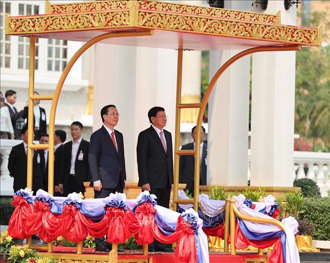 General Secretary of the Lao People’s Revolutionary Party and President of Laos Thongloun Sisoulith hosts an official welcome ceremony for Vietnamese President Vo Van Thuong in Vientiane on  April 10. VNA Photo: Thống Nhất