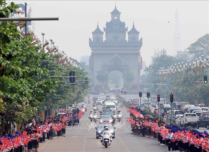 General Secretary of the Lao People’s Revolutionary Party and President of Laos Thongloun Sisoulith hosts an official welcome ceremony for Vietnamese President Vo Van Thuong in Vientiane on  April 10. VNA Photo: Thống Nhất