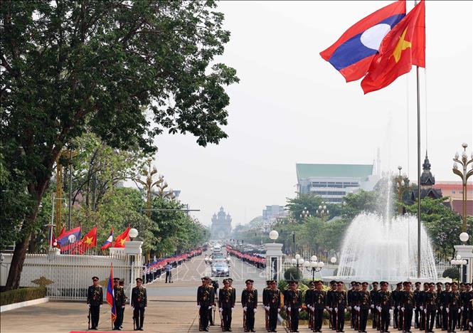 General Secretary of the Lao People’s Revolutionary Party and President of Laos Thongloun Sisoulith hosts an official welcome ceremony for Vietnamese President Vo Van Thuong in Vientiane on  April 10. VNA Photo: Thống Nhất