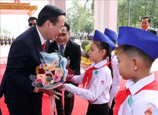 General Secretary of the Lao People’s Revolutionary Party and President of Laos Thongloun Sisoulith hosts an official welcome ceremony for Vietnamese President Vo Van Thuong in Vientiane on April 10. VNA Photo: Thống Nhất