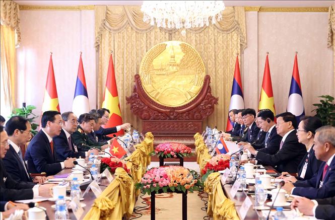 General Secretary of the Lao People’s Revolutionary Party and President of Laos Thongloun Sisoulith and Vietnamese President Vo Van Thuong hold talks in Vientiane on April 10. VNA Photo: Thống Nhất
