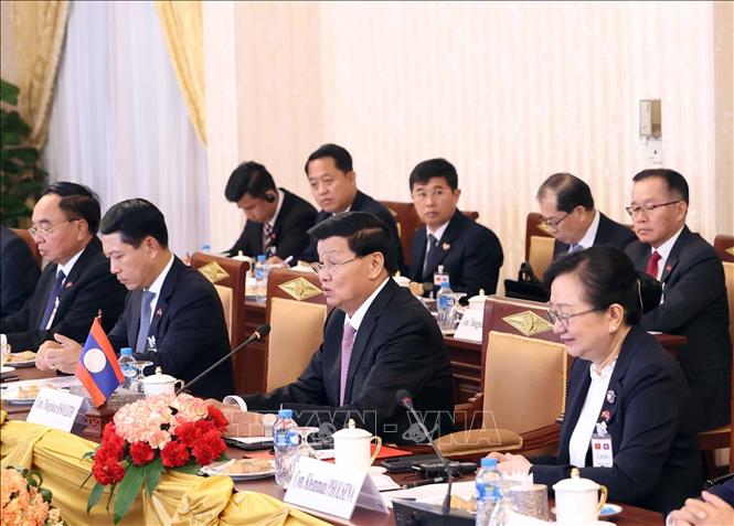 The Lao delegation at the talks in Vientiane on April 10. VNA Photo: Thống Nhất