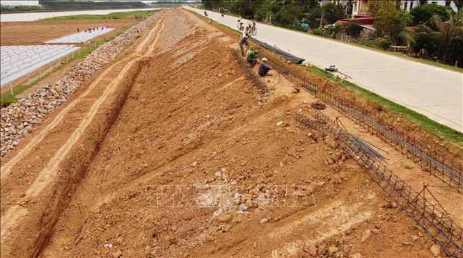 Kè Huyền Sơn đang được thi công từ k11+00 đến k11+975 thuộc xã Bắc Lũng, huyện Lục Nam. Ảnh: Vũ Sinh - TTXVN