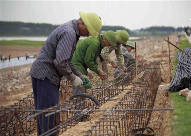 Kè Huyền Sơn đang được thi công từ k11+00 đến k11+975 thuộc xã Bắc Lũng, huyện Lục Nam. Ảnh: Phương Uyên - TTXVN phát