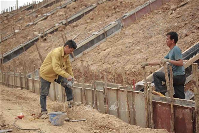 Kè Huyền Sơn (xã Bắc Lũng, huyện Lục Nam) đang được thi công, đây là công trình thuộc dự án nâng cấp công trình đê điều năm 2023. Ảnh: Phương Uyên - TTXVN phát