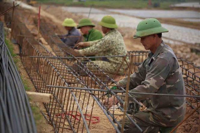 Kè Huyền Sơn đang được thi công từ k11+00 đến k11+975 thuộc xã Bắc Lũng, huyện Lục Nam. Ảnh: Phương Uyên - TTXVN phát