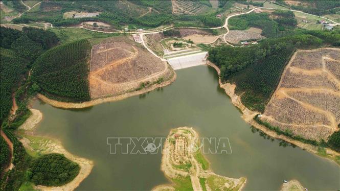 Hồ chứa nước thuỷ lợi Khe Ráy, có dung tích 600.000m3 thuộc xã Nghĩa Phương, huyện Lục Nam được đầu tư hơn 10 tỷ đồng để nâng cấp thân đập, góp phần đảm bảo an toàn trong công tác tích nước phục vụ sản xuất nông nghiệp và nước sinh hoạt của xã Nghĩa Phương. Ảnh: Vũ Sinh - TTXVN