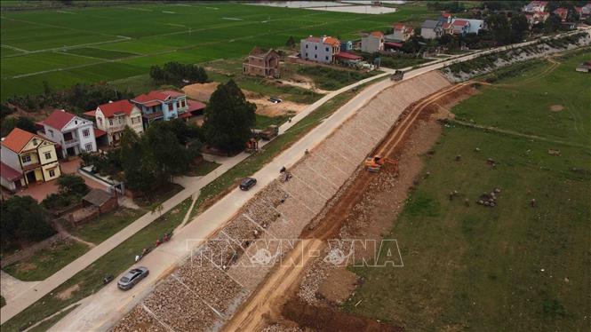 Kè Huyền Sơn có tổng vốn đầu tư hơn 5 tỷ đồng để nâng cau hiệu quả phòng chống thiên tai, đoạn từ k11+00 đến k11+975 thuộc xã Bắc Lũng, huyện Lục Nam. Ảnh: Vũ Sinh - TTXVN