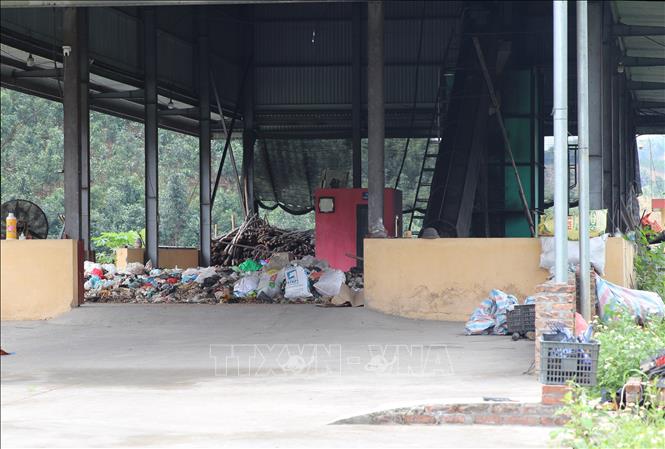 Trong ảnh: Sau hơn 1 năm đưa vào sử dụng, lò đốt rác tại xã Đông Cuông đã phải dừng hoạt động do gây ô nhiễm môi trường. 
Ảnh: Tuấn Anh  - TTXVN 