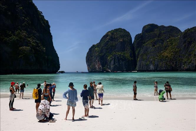 Khách du lịch tham quan Vịnh Maya trên đảo  Phi-Phi, Thái Lan. Ảnh: AFP/TTXVN