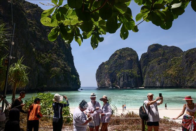  Khách du lịch tham quan Vịnh Maya trên đảo  Phi-Phi, Thái Lan. Ảnh: AFP/TTXVN