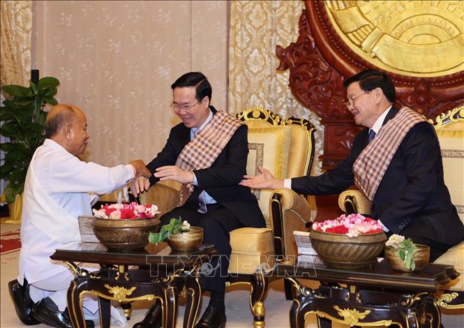 President Vo Van Thuong and Party General Secretary and President of Laos Thongloun Sisoulith attend a wrist threading ceremony on the occasion of Lao traditional New Year Bunpimay in Vientiane on April 10. VNA Photo: Thống Nhất
