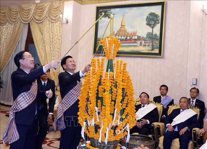 President Vo Van Thuong and Party General Secretary and President of Laos Thongloun Sisoulith attend a wrist threading ceremony on the occasion of Lao traditional New Year Bunpimay in Vientiane on April 10. VNA Photo: Thống Nhất