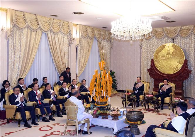 President Vo Van Thuong and Party General Secretary and President of Laos Thongloun Sisoulith attend a wrist threading ceremony on the occasion of Lao traditional New Year Bunpimay in Vientiane on April 10. VNA Photo: Thống Nhất