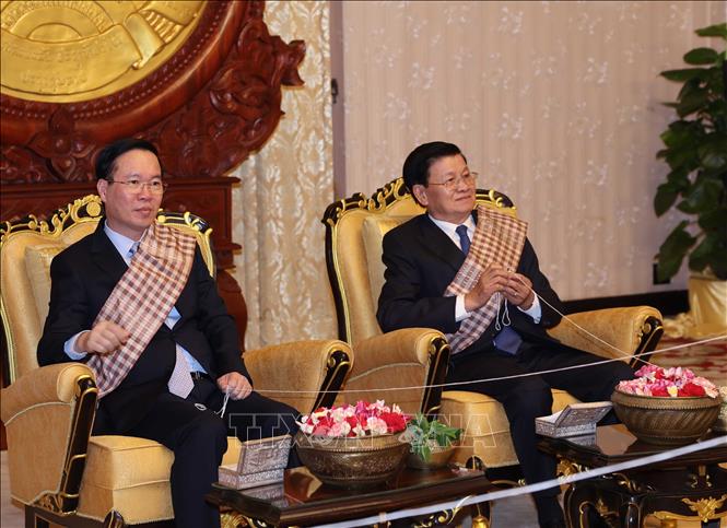 President Vo Van Thuong and Party General Secretary and President of Laos Thongloun Sisoulith attend a wrist threading ceremony on the occasion of Lao traditional New Year Bunpimay in Vientiane on April 10. VNA Photo: Thống Nhất