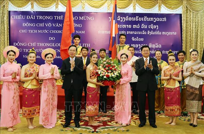 Party General Secretary and President of Laos Thongloun Sisoulith hosts a banquet in Vientiane on April 10 in honour of Vietnamese President Vo Van Thuong. VNA Photo: Thống Nhất