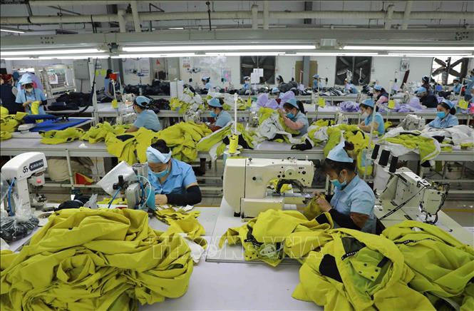 Công ty TNHH MSA-YB ở khu Công nghiệp long Bình An chuyên may gia công hàng may mặc xuất khẩu, Công ty tạo việc làm ổn định cho 2.100 lao động tại địa phương. Ảnh: Vũ Sinh - TTXVN