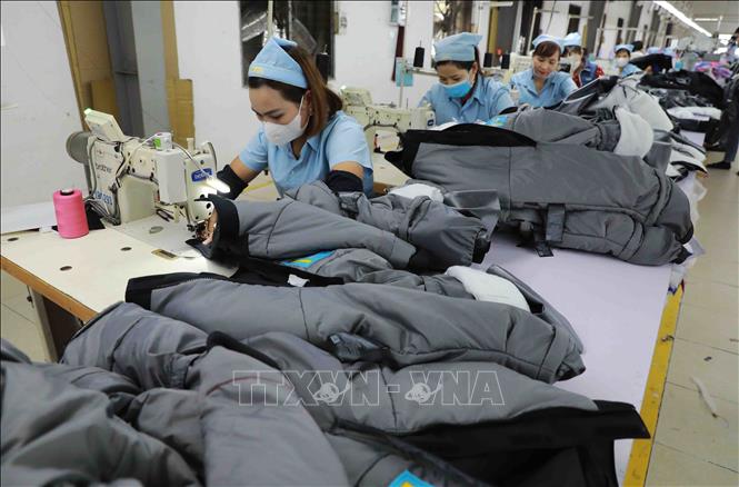 Công ty TNHH MSA-YB ở khu Công nghiệp long Bình An (tỉnh Tuyên Quang) chuyên may gia công hàng may mặc xuất khẩu, mỗi năm xuất khẩu khoảng hơn 4 triệu sản phẩm sang thị trường Mỹ, EU, Nhật Bản. Ảnh: Vũ Sinh - TTXVN