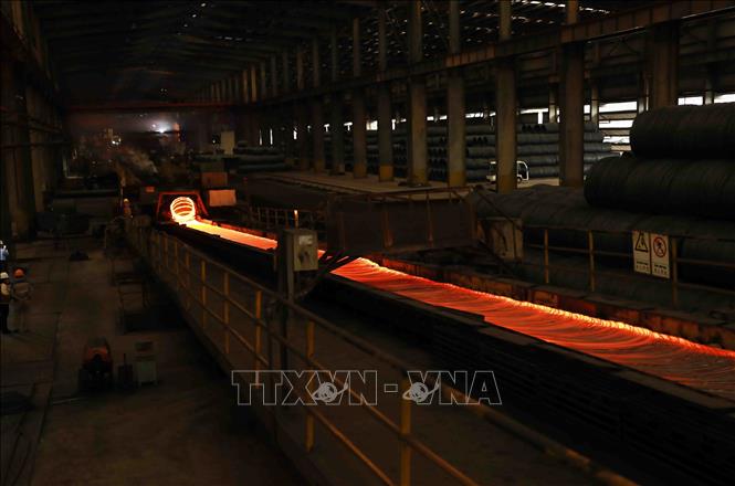 Sản xuất thép tại nhà máy của Công ty TNHH gang thép Tuyên Quang ở Khu công nghiệp Long Bình An. Ảnh: Vũ Sinh - TTXVN
