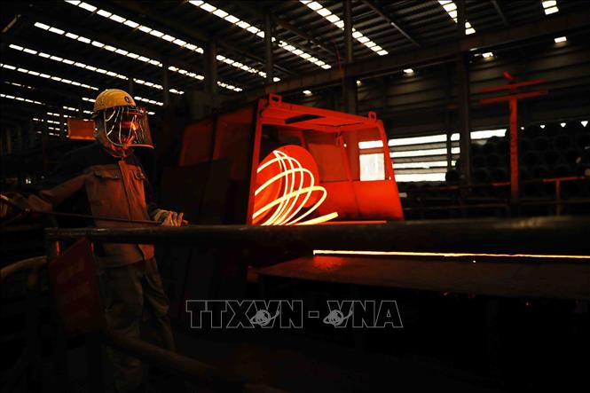 Sản xuất thép tại nhà máy của Công ty TNHH gang thép Tuyên Quang ở KCN Long Bình An (tỉnh Tuyên Quang). Ảnh: Vũ Sinh - TTXVN