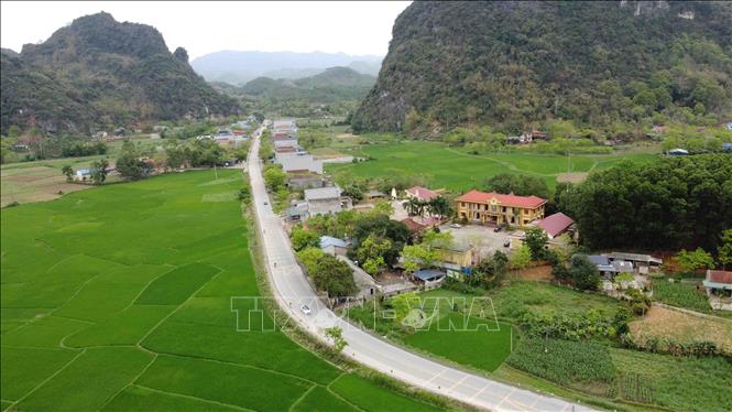 Đường QL 2C kết nối từ huyện Sơn Dương, tỉnh Tuyên Quang với tỉnh Vĩnh Phúc, là tuyến đường chính góp phần thuận tiện cho vận chuyển hàng hoá của doanh nghiệp hoạt động trong Cụm công nghiệp Phúc Ứng đến với các tỉnh đồng bằng Bắc bộ và Thủ đô Hà Nội. Ảnh: Vũ Sinh - TTXVN
