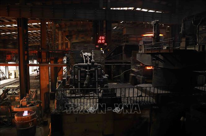 Khu vực luyện thép tại nhà máy của Công ty TNHH gang thép Tuyên Quang ở KCN Long Bình An. Ảnh: Vũ Sinh - TTXVN