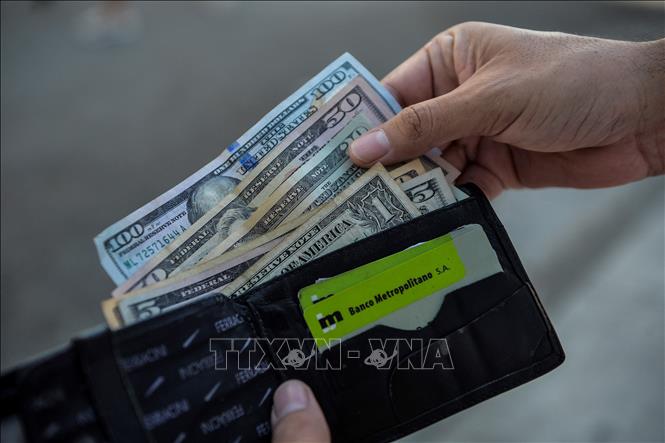 Người dân sử dụng đồng đôla Mỹ tại Havana, Cuba. Ảnh: AFP/TTXVN