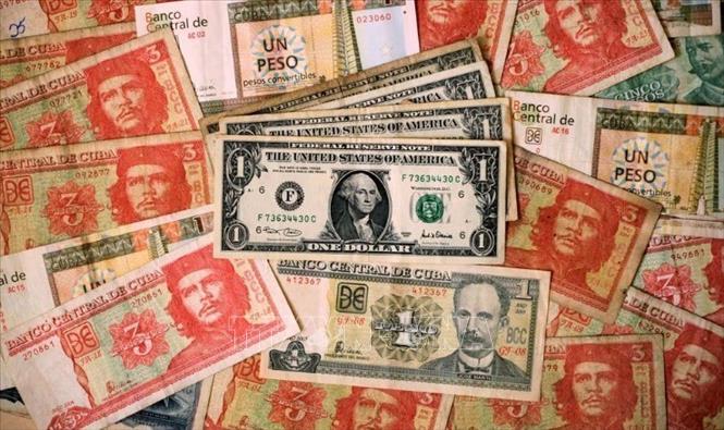 Đồng USD và đồng Peso Cuba tại Havana. Ảnh: REUTERS/TTXVN