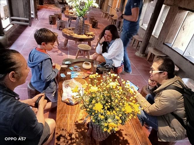 Đông du khách nước ngoài trải nghiệm hoạt động sáng tạo tại Đoài Creative. Ảnh: TTXVN phát