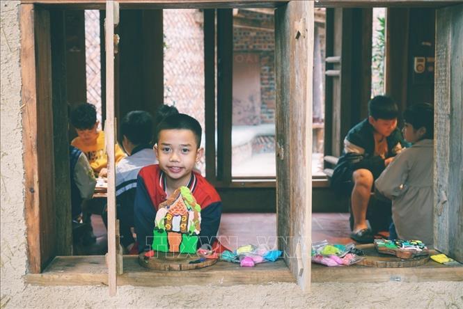 Trẻ em hào hứng tham gia trải nghiệm tại không gian sáng tạo Đoài Creative. Ảnh: TTXVN phát