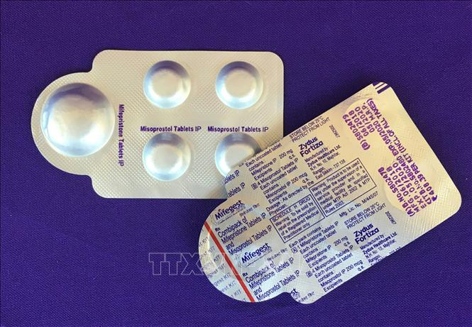 Thuốc mifepristone (trái) dùng kết hợp với misoprostol nhằm mục đích phá thai. Ảnh: AFP/TTXVN
