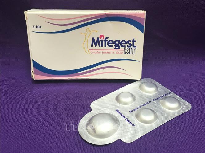 Thuốc mifepristone (trái) dùng kết hợp với misoprostol nhằm mục đích phá thai. Ảnh: AFP/TTXVN