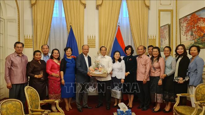 Trong ảnh: Đại sứ Việt Nam tại Pháp Đinh Toàn Thắng tặng quà cho Đại sứ Lào Kham-Inh Khitchadeth nhân dịp Tết cổ truyền Bun Pi May. Ảnh: TTXVN phát