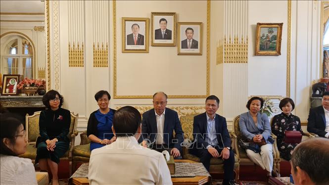 Trong ảnh: Cán bộ nhân viên Đại sứ quán Lào và Việt Nam giao lưu chúc mừng nhân dịp Tết cổ truyền Bun Pi May. Ảnh: TTXVN phát
