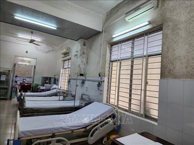 Một số phòng bệnh bị nước thấm gây ẩm mốc tường, trần khiến người bệnh không an tâm điều trị. Ảnh: Văn Dũng - TTXVN