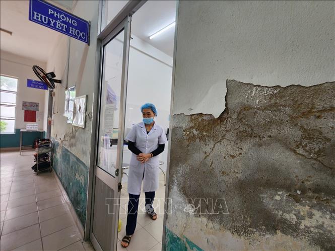 Cơ sở vật chất một số phòng bệnh của Trung tâm Y tế quận Ngũ hành Sơn (Đà Nẵng) xuống cấp trầm trọng. Ảnh: Văn Dũng - TTXVN