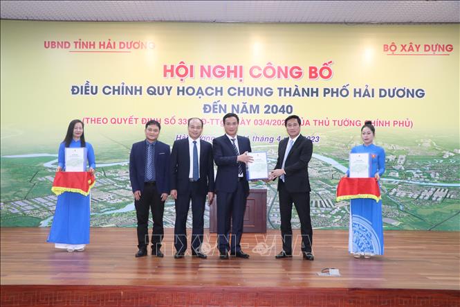 Trong ảnh: Thứ trưởng Bộ Xây dựng Nguyễn Tường Văn (thứ 2, từ phải sang) trao quy hoạch chung đã được điều chỉnh của thành phố Hải Dương cho lãnh đạo tỉnh và thành phố Hải Dương. Ảnh: Mạnh Tú - TTXVN
