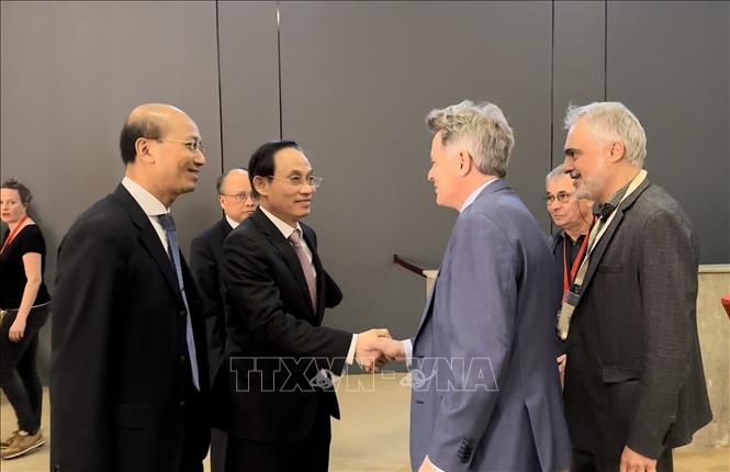 Đồng chí Fabien Roussel, Bí thư toàn quốc Đảng Cộng sản Pháp tiếp đồng chí Lê Hoài Trung ngày 7/4 tại Marseilles bên lề Đại hội Đảng cộng sản Pháp lần thứ 39. Ảnh: Thu Hà -PV TTXVN tại Pháp