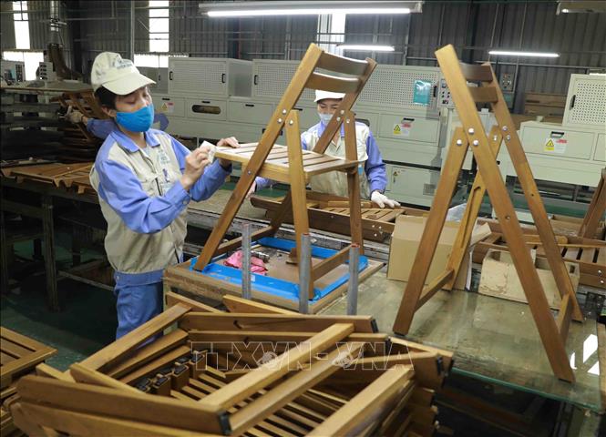 Sản phẩm đồ gỗ nội, ngoại thất của Công ty được xuất khẩu sang thị trường Mỹ, Canada, Châu Âu, Nga, Nhật Bản. Ảnh: Vũ Sinh – TTXVN