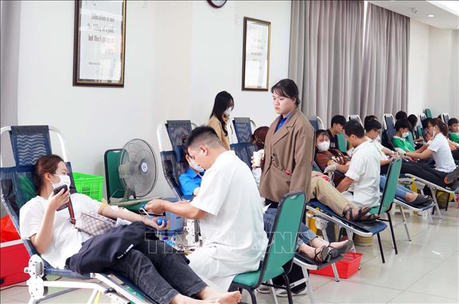 Trong ảnh: Đông đảo sinh viên, cán bộ, giảng viên, nhân viên nhà trường Đại học Đông Á tham gia hiến máu tại ngày hội. Ảnh: TTXVN phát