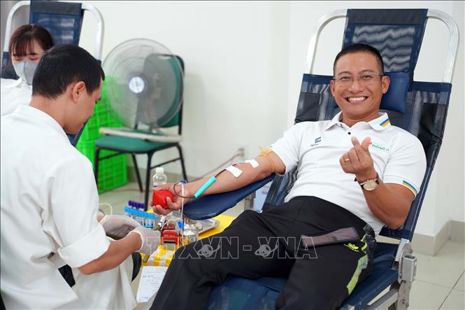 Trong ảnh: Giảng viên trường Đại học Đông Á phấn khởi khi được tham gia hiến máu tình nguyện tại ngày hội. Ảnh: TTXVN phát