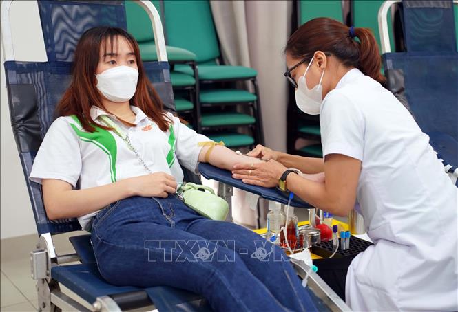 Trong ảnh: Sinh viên trường Đại học Đông Á hiến máu tình nguyện tại ngày hội. Ảnh: TTXVN phát