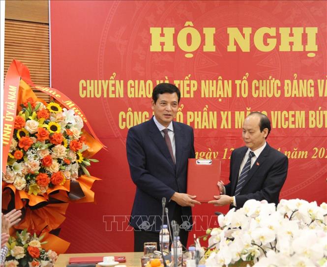 Đại diện 2 bên thực hiện nghi thức chuyển giao. Ảnh: Thanh Tuấn - TTXVN 